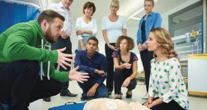 PHO_-_Cerise_en_formation_gestes_qui_sauvent_avec_formateur_et_mannequin